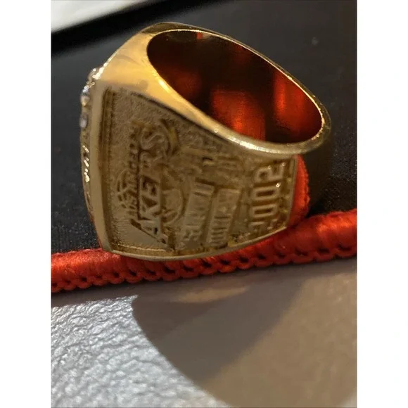 Kobe Bryant -2002 World Champions Los Angeles Lakers REPLICA Ring - Picture 3 of 4